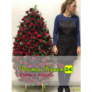Венок из 120 красных роз и 60 гвоздик, 150 см