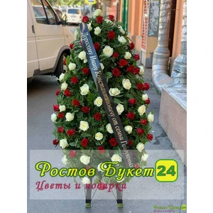 Венок из 80 белых и красных роз на каркасе