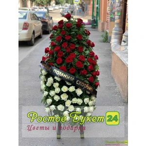Венок из 45 красных и 45 белых роз