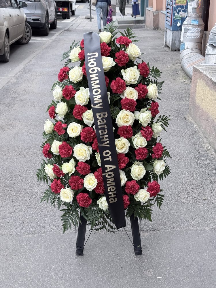 Траурный венок из малиновых гвоздик и белых роз с чёрной лентой